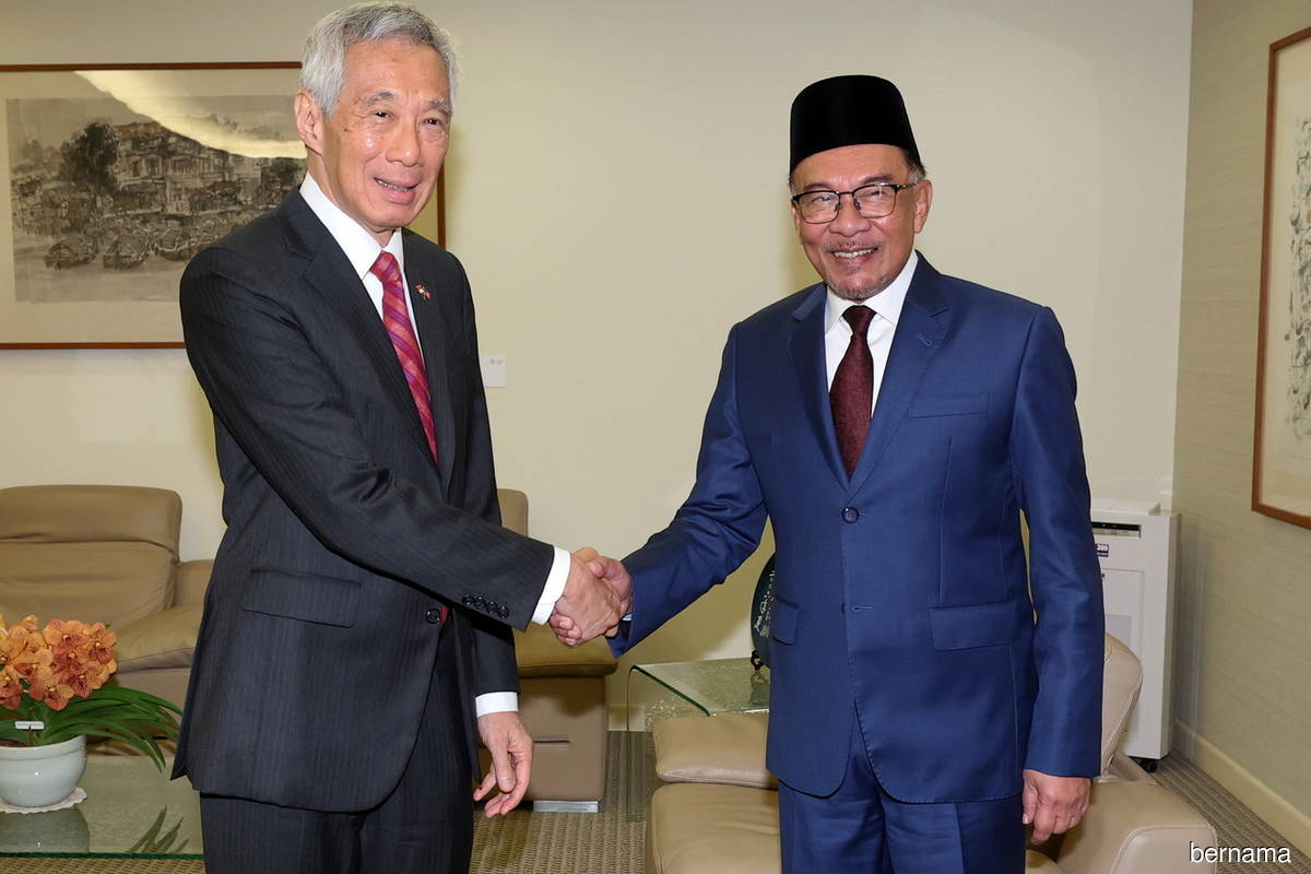 Prime Minister Datuk Seri Anwar Ibrahim (right) and his Singapore counterpart Lee Hsien Loong in a four-eyed meeting at The Istana in Singapore on Monday (Jan 30), before proceeding with the delegation meeting.
